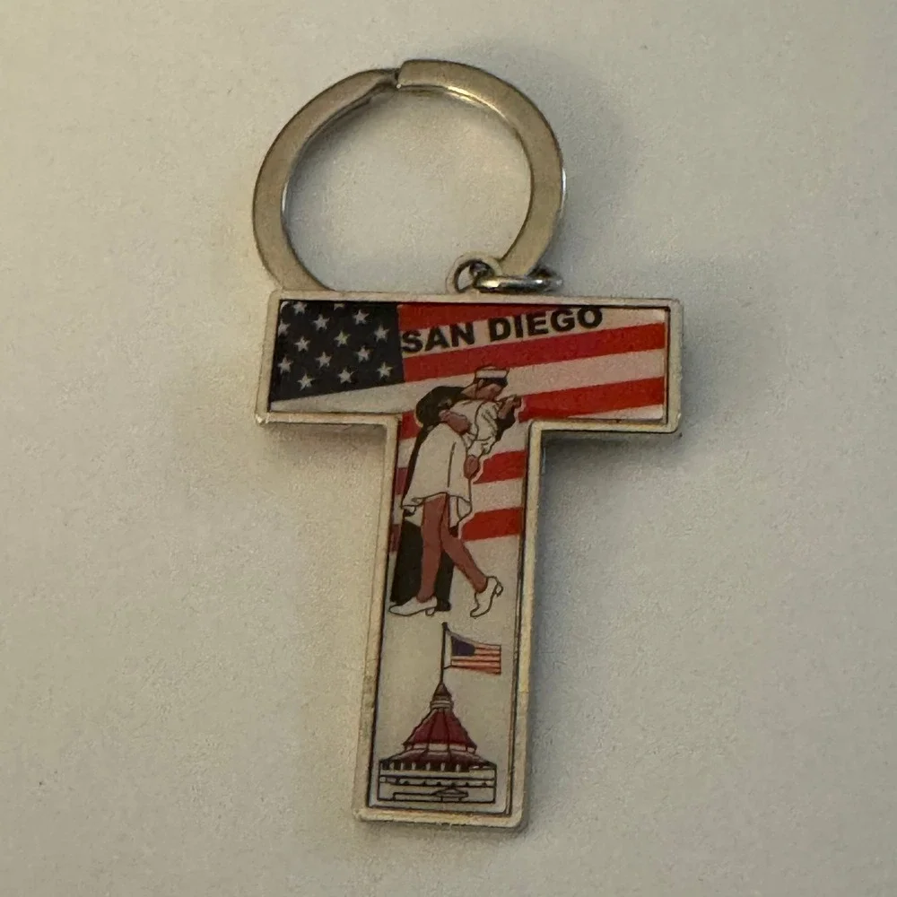 San Diego Souvenir Keychain US Navy Kissing Sailor VJ Day‎ Landmark